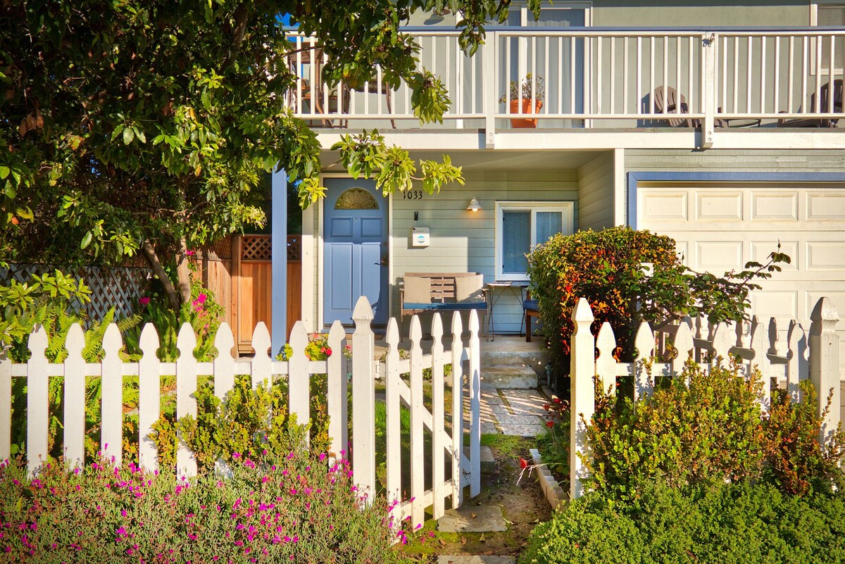 Perfect Beach House! Ocean view, steps to sand, yard! off-season week discount