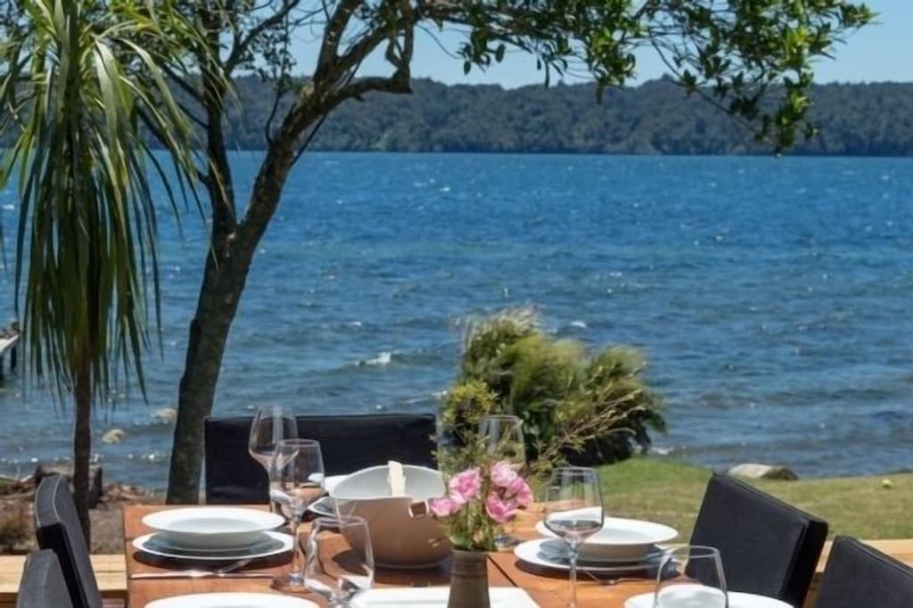 punawhakareia bay lakeside home