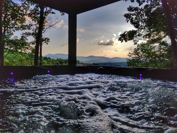 Hot tub-north Georgia cabin rental