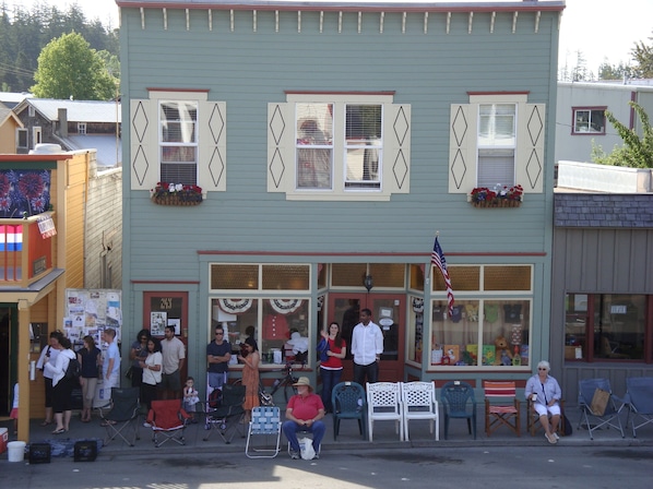 Uptown Condo during the 4th of July Parade