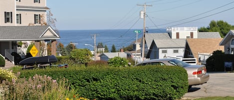 Ocean views and the beach is minutes away.....