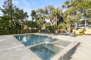 Please note that the attached spa is available year around but only available to be heated from the beginning of October to the end of April.