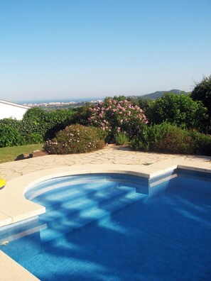 Mar y vistas de la piscina de sombreada terraza