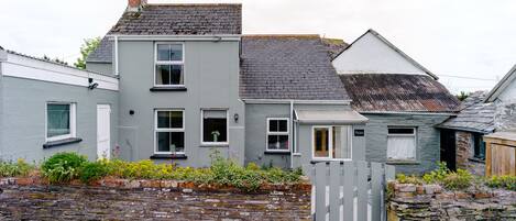 1.5 miles from Porthcothan Bay in sleepy hamlet. Large rear enclosed garden.