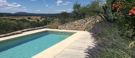 piscine privée avec vue sur la vallée du Verdon