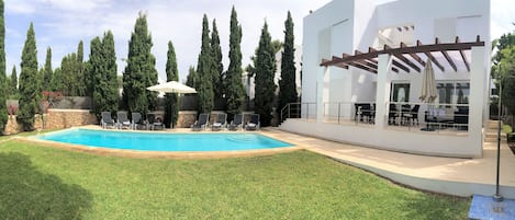Exterior lanscape, swimming pool and Villa Ohana.