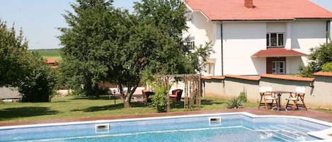 Quick dip in the pool followed by Lunch poolside