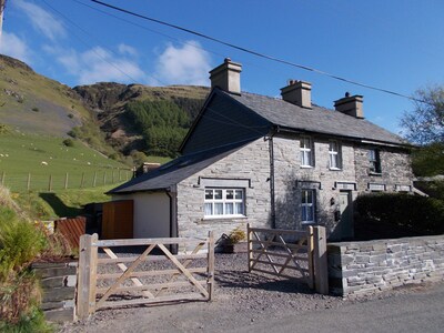 Cosy, pet friendly, and very peaceful family cottage near Betws Y Coed Snowdonia