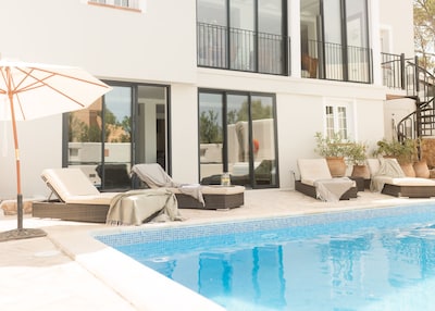 Villa de lujo con piscina privada climatizada y vistas al mar, a 5 minutos a pie de la playa