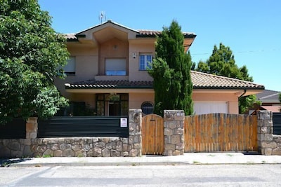 Casa completa El Trepador Azul con jardín privado y futbolín. Chalet individual