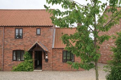 Norfolk Country Cottage with family recreational fishing, wild life and great vi