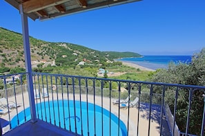 Balcony pool and sea views