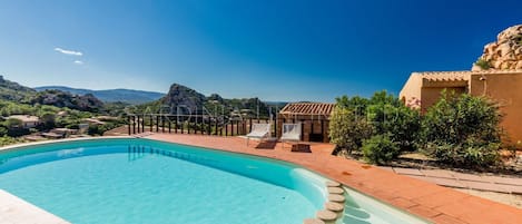 Villa per vacanze a Costa Paradiso immersa in uno scenario fantastico.