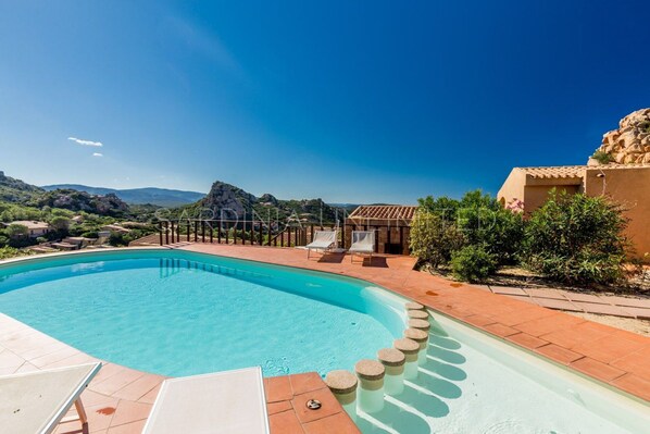 Holiday villa in Costa Paradiso immersed in a fantastic setting.