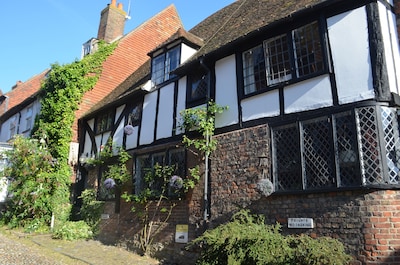 Superb medieval house with spacious private garden in the centre of Rye 