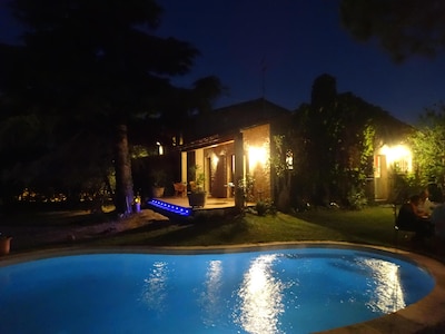 Marseille: villa with swimming pool and large garden with trees in a very quiet area