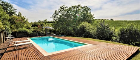 Vista panoramica dalla Piscina Privata con prendisole in Teak e tavolo da pranzo