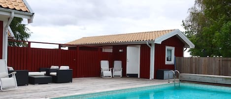 Pool and guesthouse