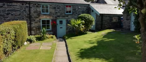 Dau (2) Ty Isa is a traditional Welsh cottage in the Snowdonia National Park.