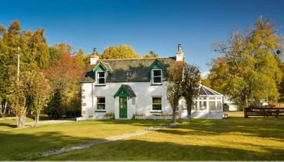 Una cabaña tradicional, ideal para familias con un gran jardín en terrenos privados.