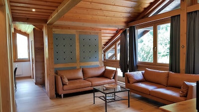 4th floor skier's getaway near ski lifts w/ balcony, wood-burning fireplace