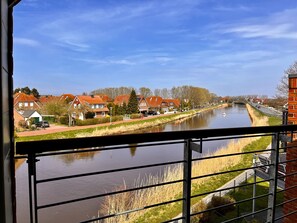 Den Ausblick auf der überdachten Loggia genießen, bei fast jedem Wetter! ; )