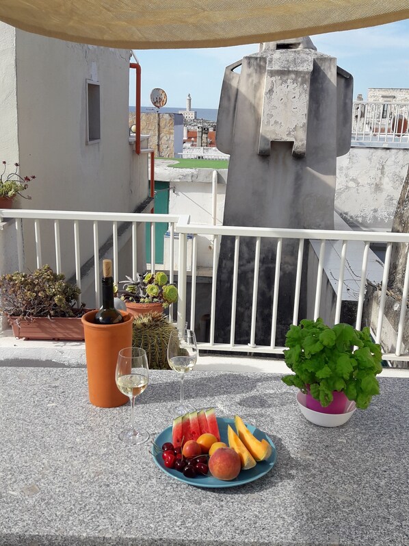 großzügige Dachterrasse mit Meerblick und Leuchtturm; Sonnenschutzsegel;