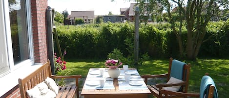 Die hintere Terrasse nach Süden ...Ausgang vom Wohnzimmer aus