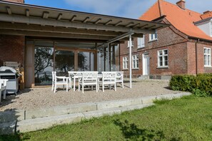 Terrasse neben dem Haupthaus