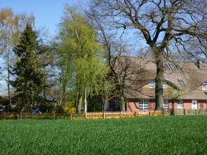 Blick auf die Wohnung (Vermieterwohnung im rechten und oberen Teil des Haus)