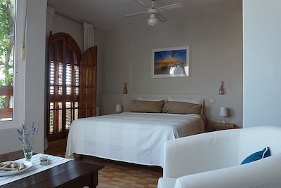  3-storey house with sea view for 2 to 6 people.