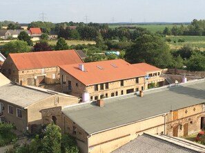 Luftbild auf das dem Seminarhaus W02 gegenüberliegende Atelierhaus unseres Hofes