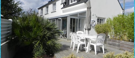 La maison KER LOU, sa véranda, sa terrasse et son jardin clos.