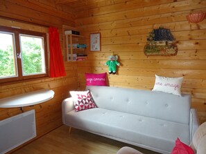 le salon, petit coin tranquille, avec TV lecteur DVD, et une 20 aine de DVD 