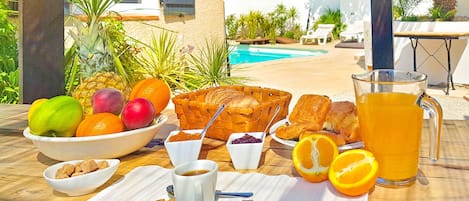  Petit déjeuné paisible sous la pergola