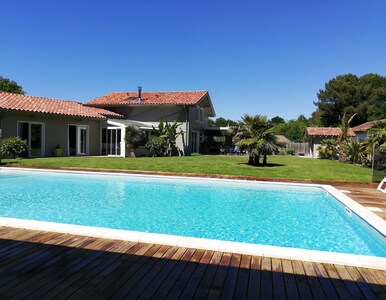 Au bord de l'océan et à proximité du lac, spacieuse villa avec piscine CHAUFFEE