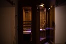 Vue sauna infrarouge d'une capacité de 2-3 personnes.