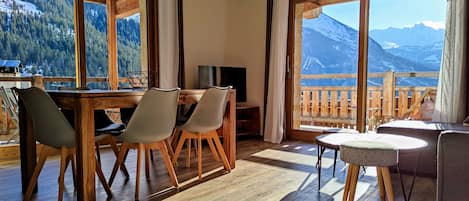 Le salon avec vue sur Courchevel