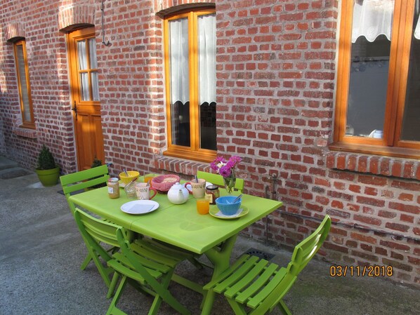 Outdoor dining