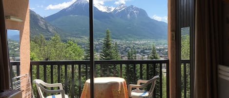 Einmaliger Blick auf die Berge aus dem Wohnzimmer