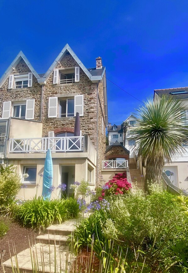 Villa l'Aurore. Charme et belles pierres au bord de la mer