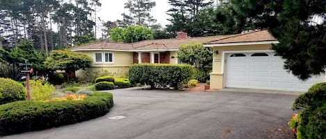 Access view of circular driveway, entrance and 2 car garage