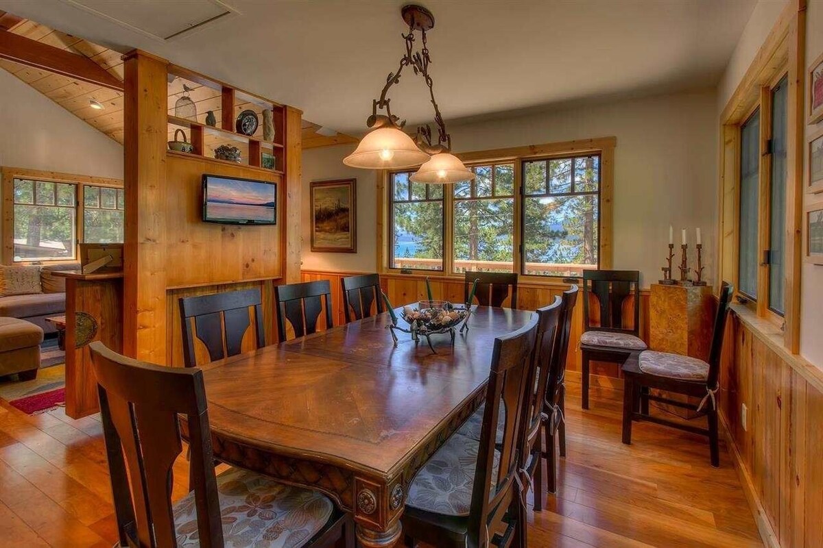 Family / Couples Cozy Lakeview Escape: Superb Location + Enjoyable Amenities