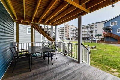 All New Popular Mid Town Ocean Side Two Unit Building - Private Yard Sleeps 7