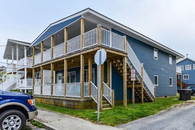 All New Popular Mid Town Ocean Side Two Unit Building - Private Yard Sleeps 7