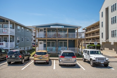 All New Popular Mid Town Ocean Side Two Unit Building - Private Yard Sleeps 7