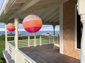 Ocean-facing in Oak Bluffs, views, walk to town, updated, central AC!
