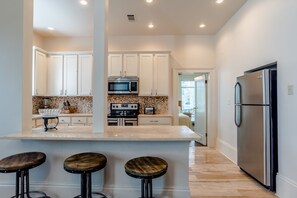 Bar seating between kitchen and Living