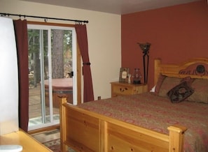 Comfy Master bedroom/hot tub just outside