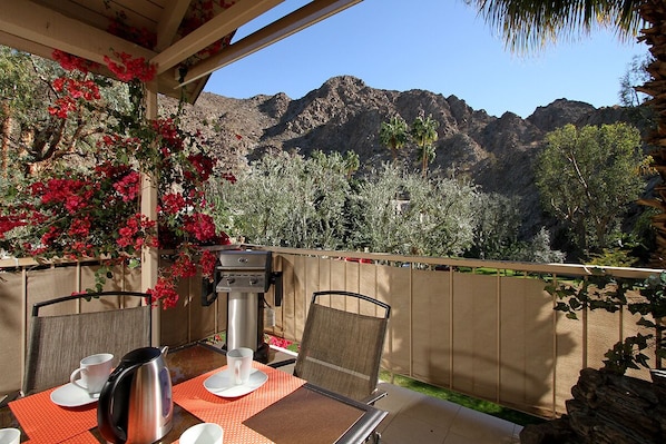 Enjoy Your morning coffee w/Breathtaking Mnt View on Your South facing Patio